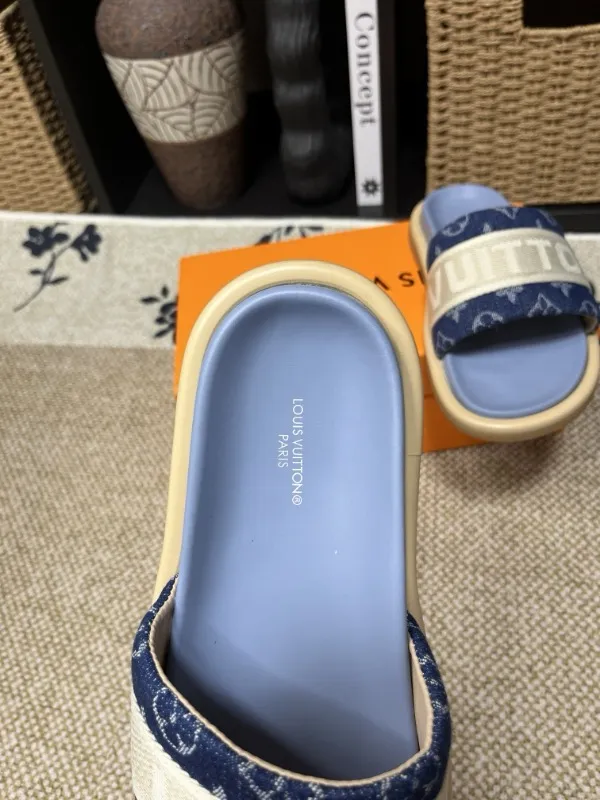P320💰[New model] Long-term availability, 2025 new model, couple model [LOUlS VUlTTON] comes with drawer box, bag, card, invoice "Louis Vuitton ~ unique modern sandals. 》LV counter purchasing 🏃Men's and women's casual slippers, sold at the same time at the counter, the original old flower material upper is soft and comfortable, (refuses to discolor and rub the feet) sole: original factory special combination original sole, code number: 35--46 4 multiple colors 🉑️ to choose from